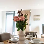 Stylish Stay In Watford With Balcony And Parking