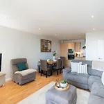 Stylish Stay In Watford With Balcony And Parking