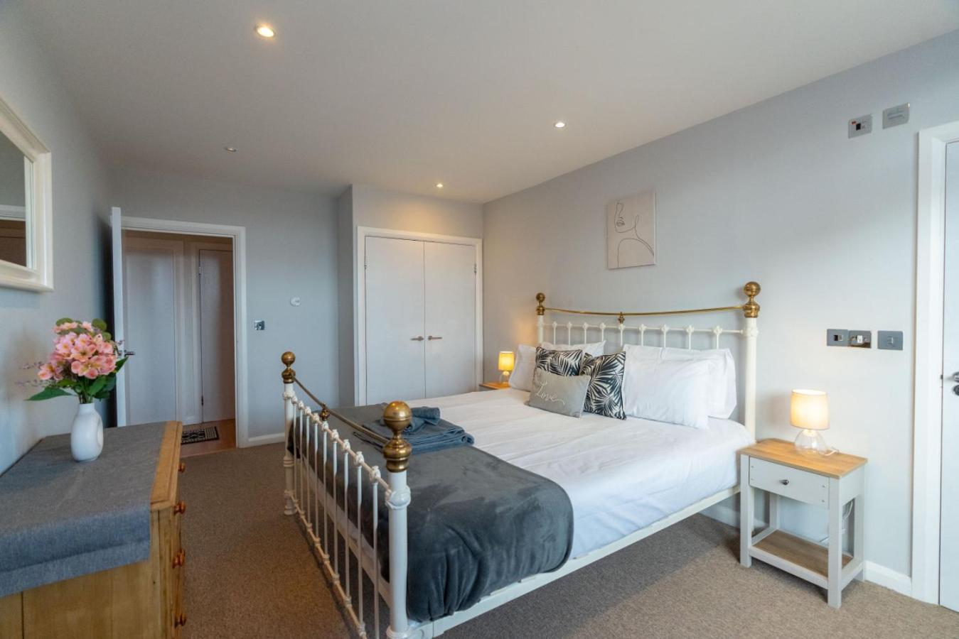 Apartment Stylish In Watford With Balcony And Parking