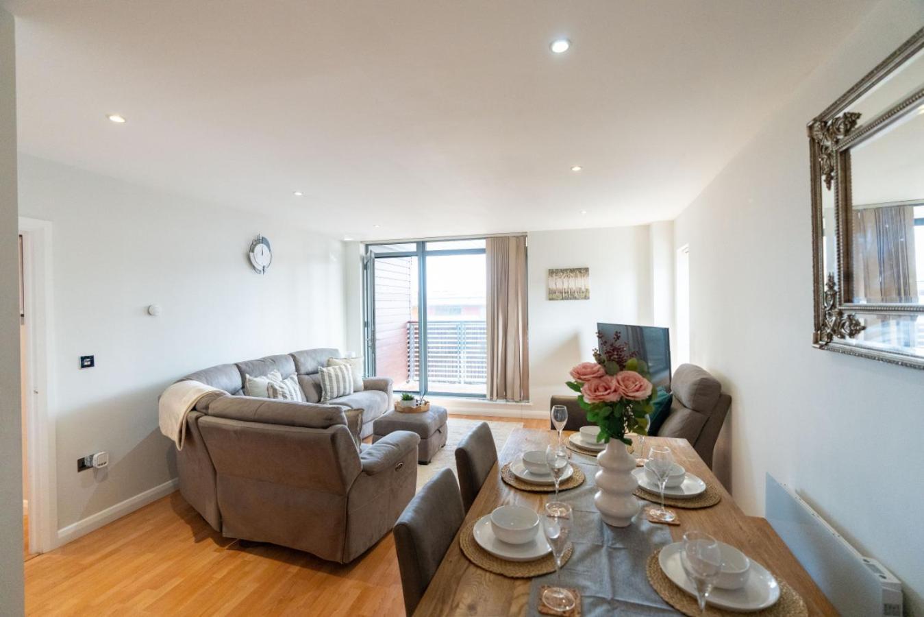 Stylish In Watford With Balcony And Parking Apartment *