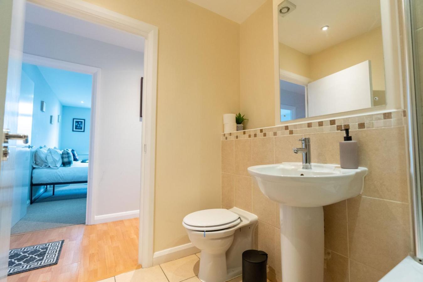 Stylish In Watford With Balcony And Parking *