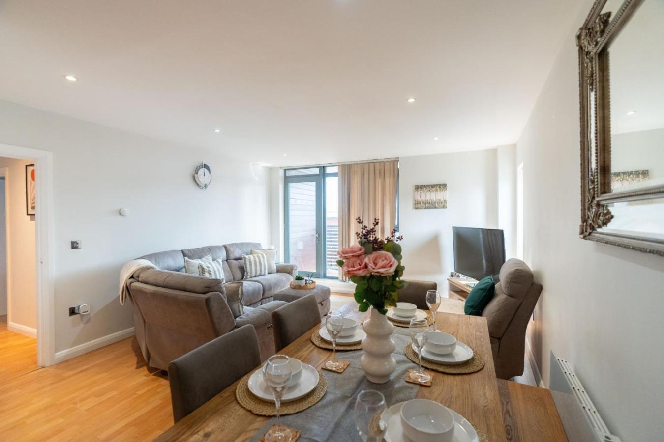 Stylish In Watford With Balcony And Parking