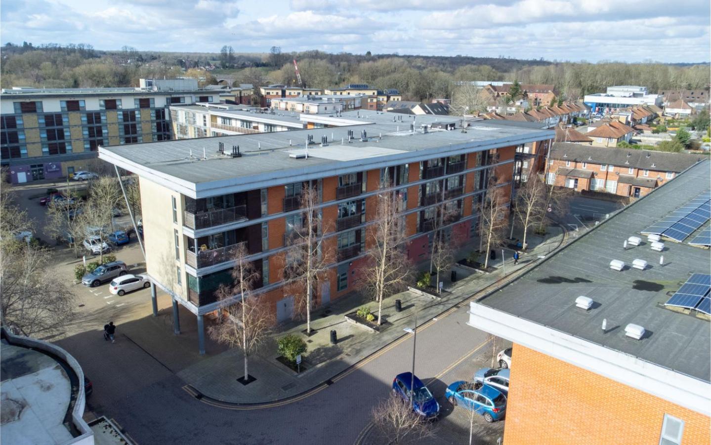Apartment Stylish In Watford With Balcony And Parking