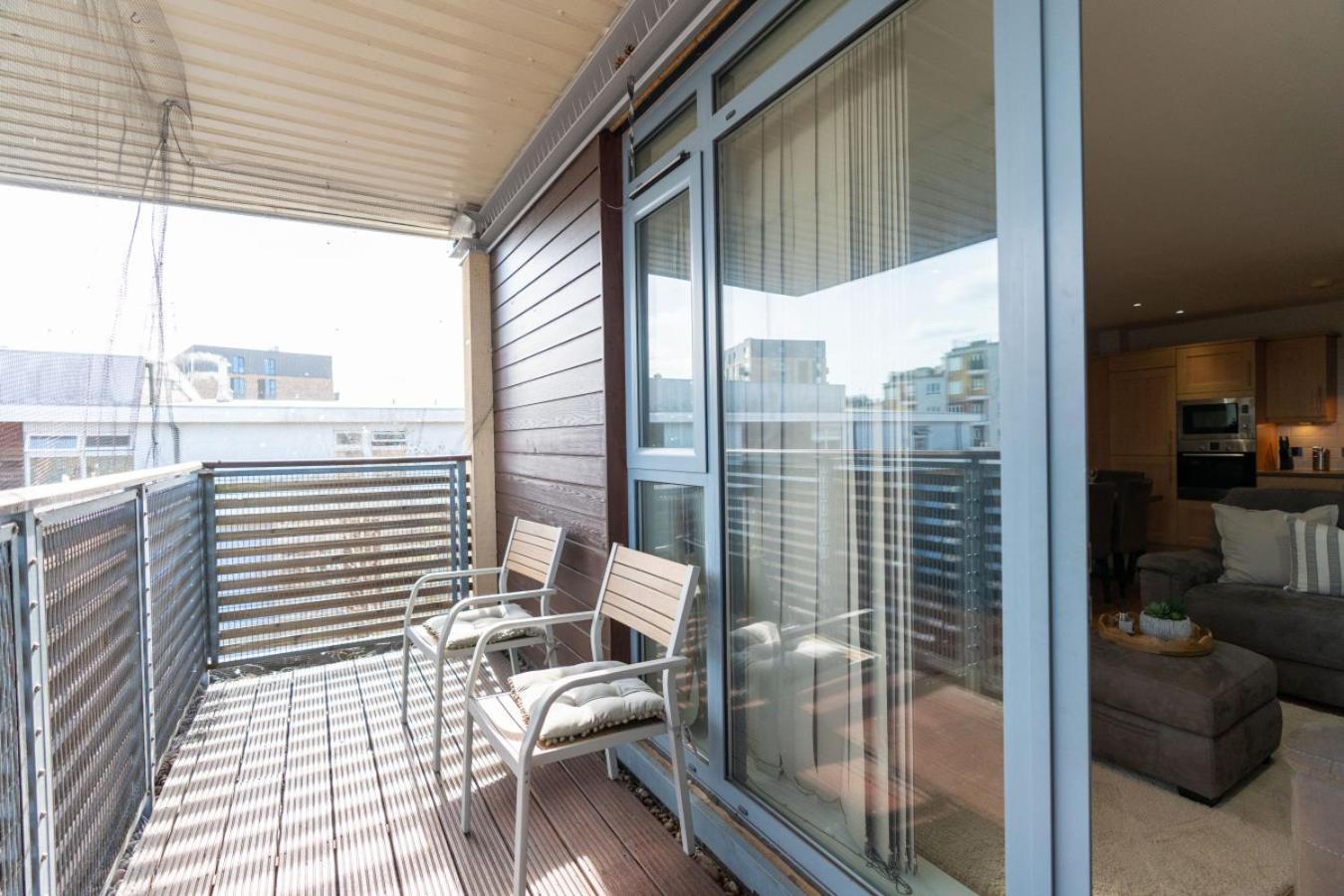 Stylish In Watford With Balcony And Parking Apartment *