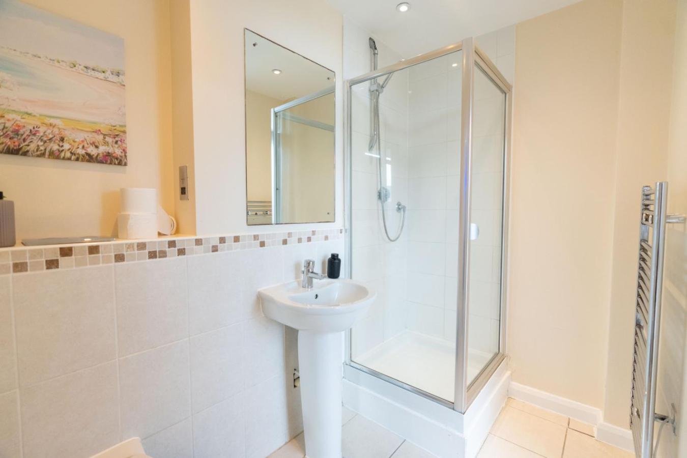Apartment Stylish In Watford With Balcony And Parking *