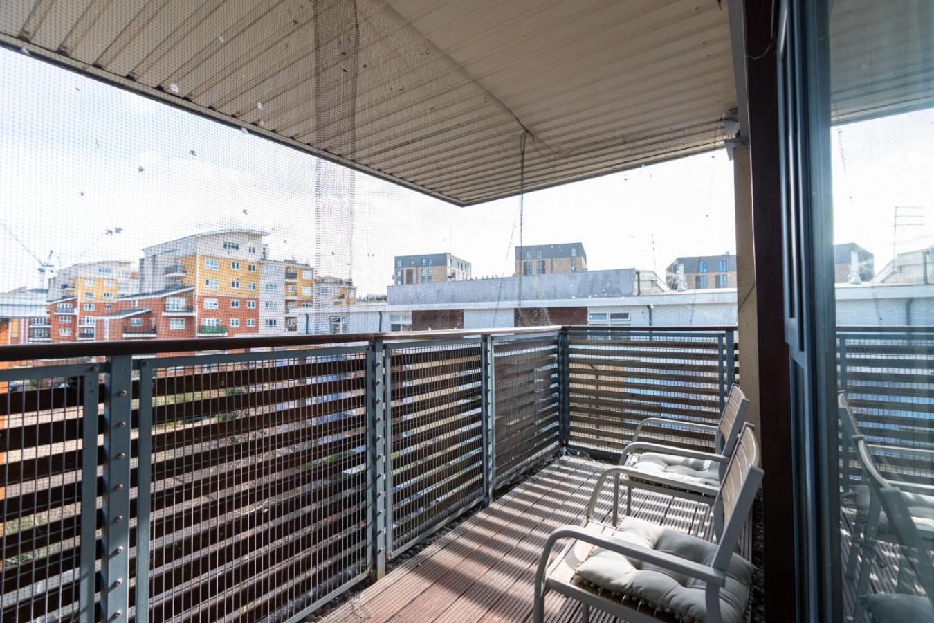 Stylish In Watford With Balcony And Parking *