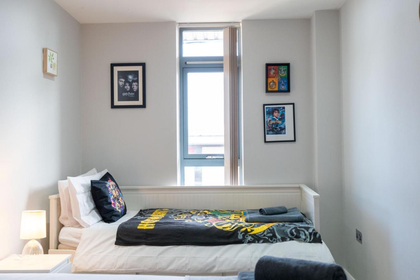 Stylish In Watford With Balcony And Parking Apartment