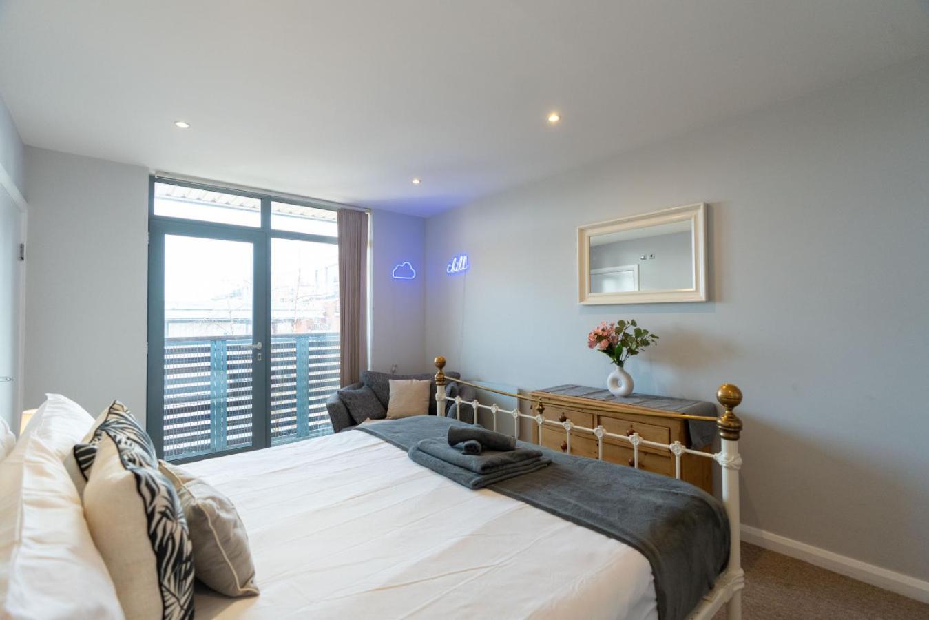 Apartment Stylish In Watford With Balcony And Parking