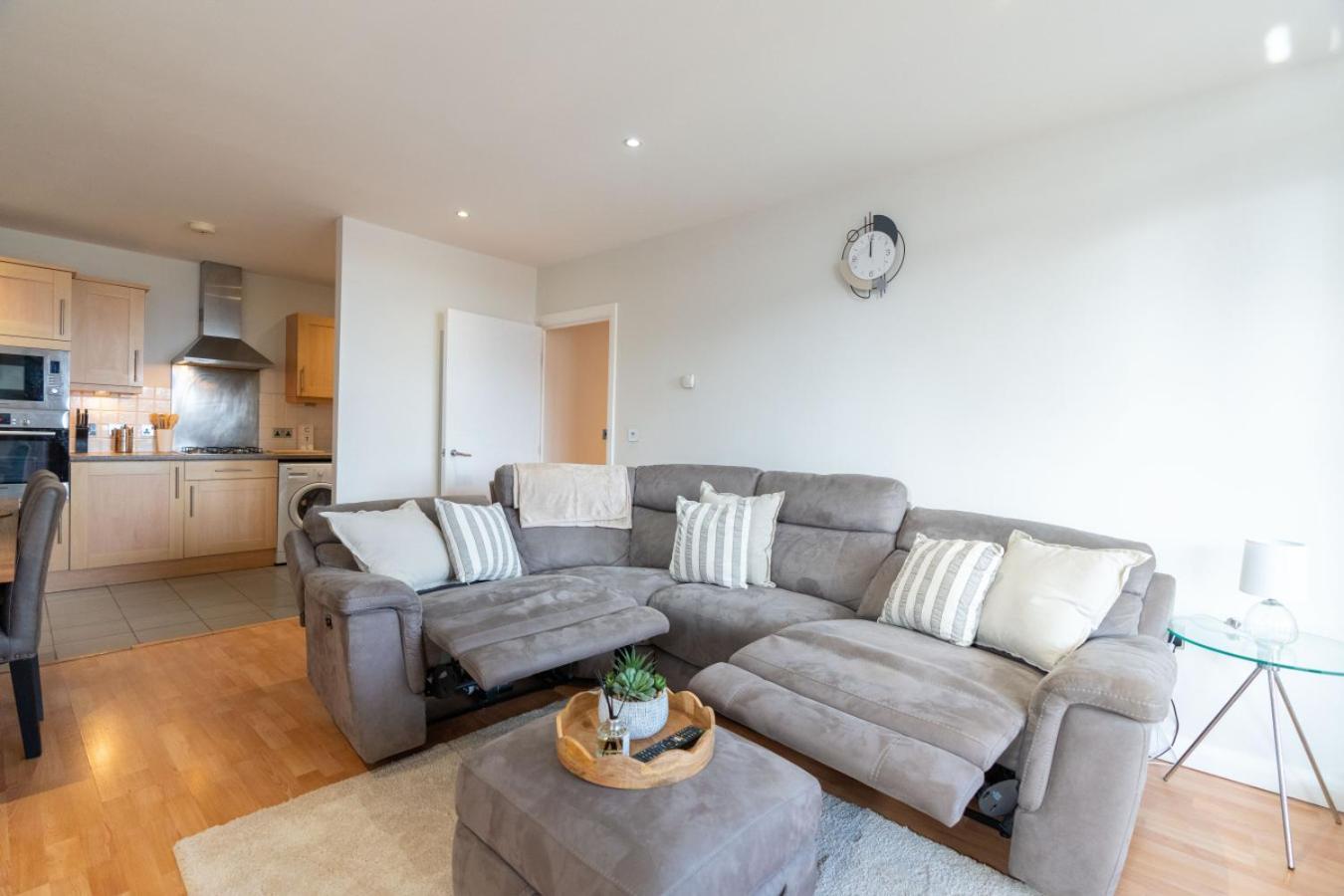Apartment Stylish In Watford With Balcony And Parking *